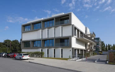 Hybrid House z oknami Schüco
