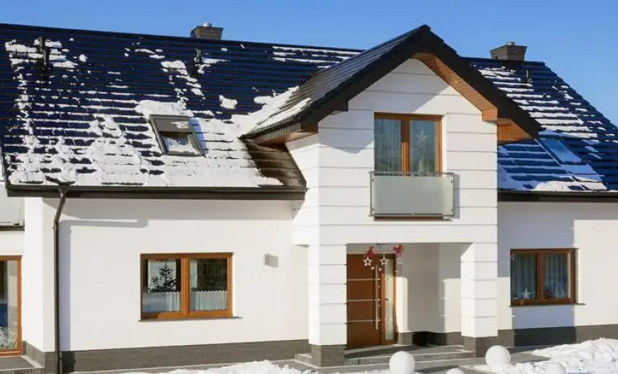 Dachówki płaskie – modne pokrycia nowoczesnych dachów 